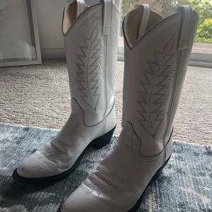 white cowgirl / cowboy boots